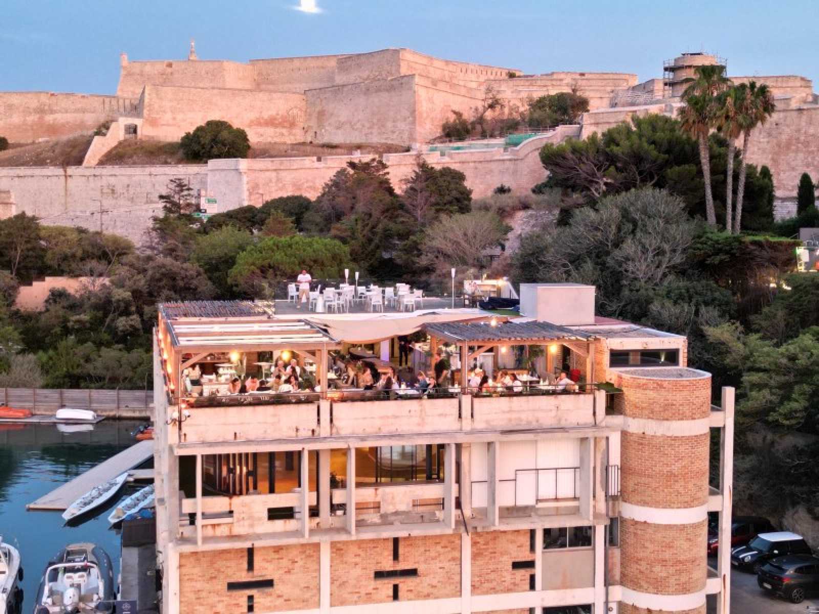 Rooftop Rowing Club Restaurant in Marseille - 3