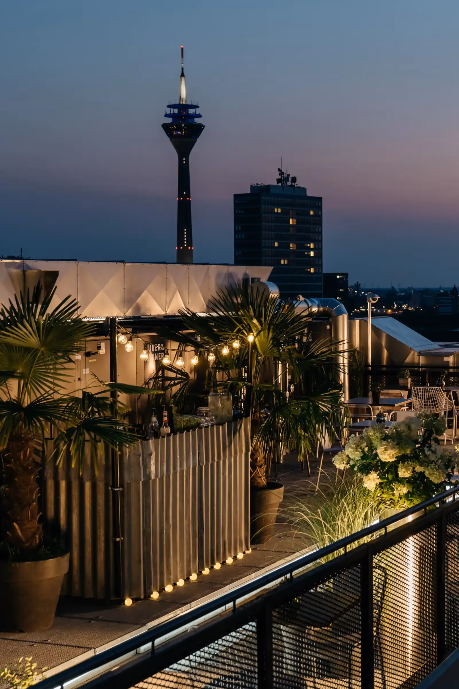 Rooftop Observatory Bar in Düsseldorf - 3