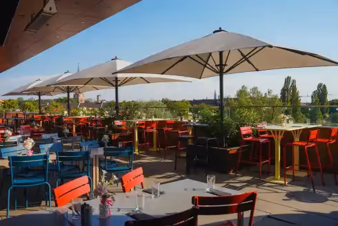 Rooftop Frau im Mond München