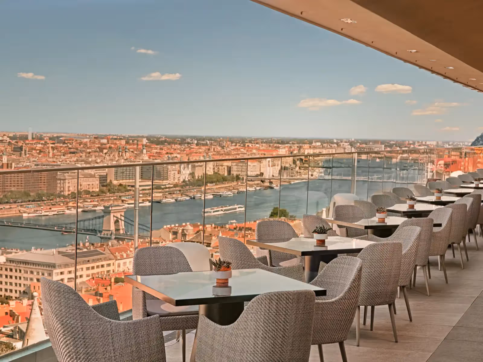 Rooftop White Raven Skybar & Lounge in Budapest - 2